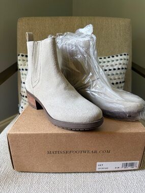 Matisse Lily Light Gray Suede Ankle Booties